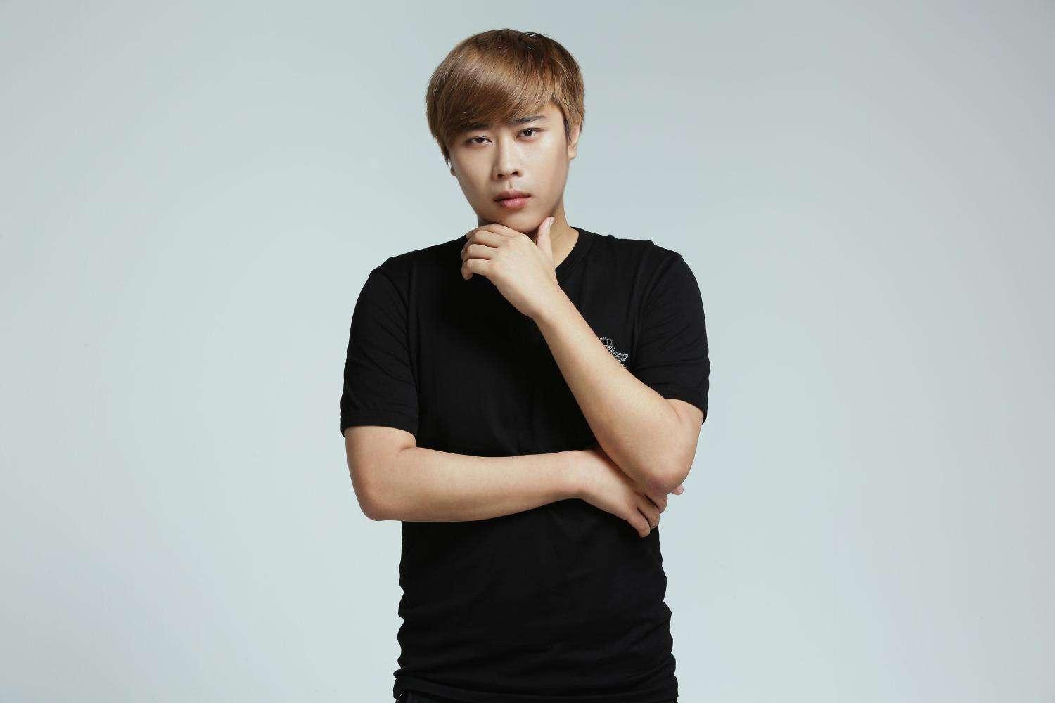 卢本伟要重出江湖了?与好友双排dota2,直播中首秀声音