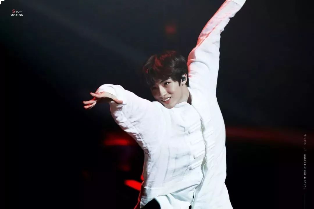 中国舞出身的董思成业务能力值得满分称赞,偶尔舞蹈solo时展现出的