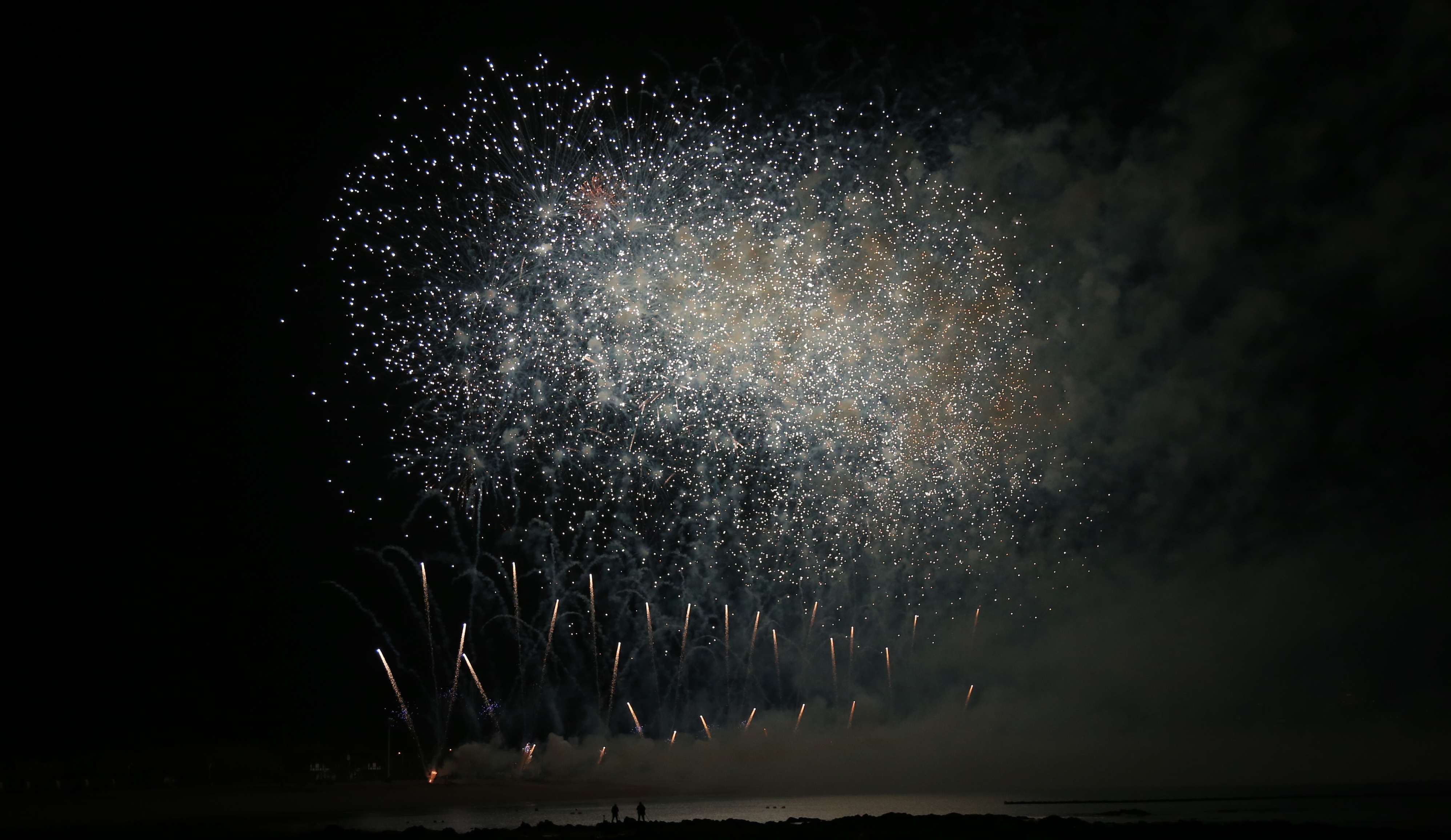 10万枚烟花绽放在大连夜空,秀出多彩造型