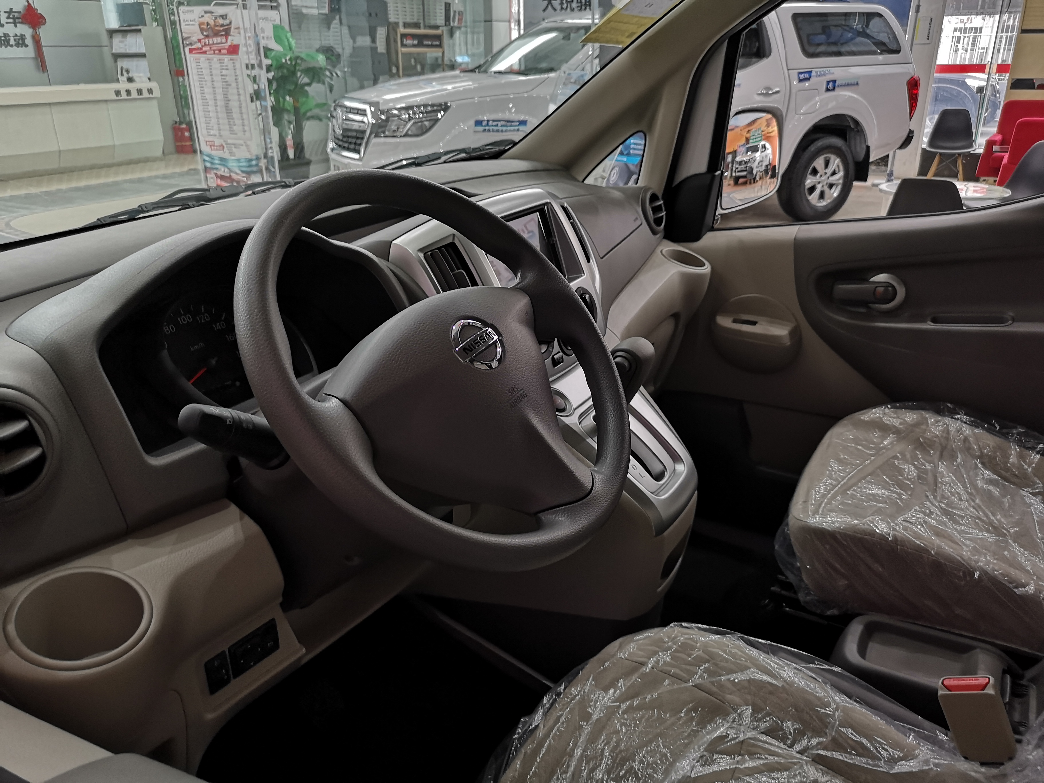 新车内饰采用了更具有家居风格的浅色座椅内饰搭配.