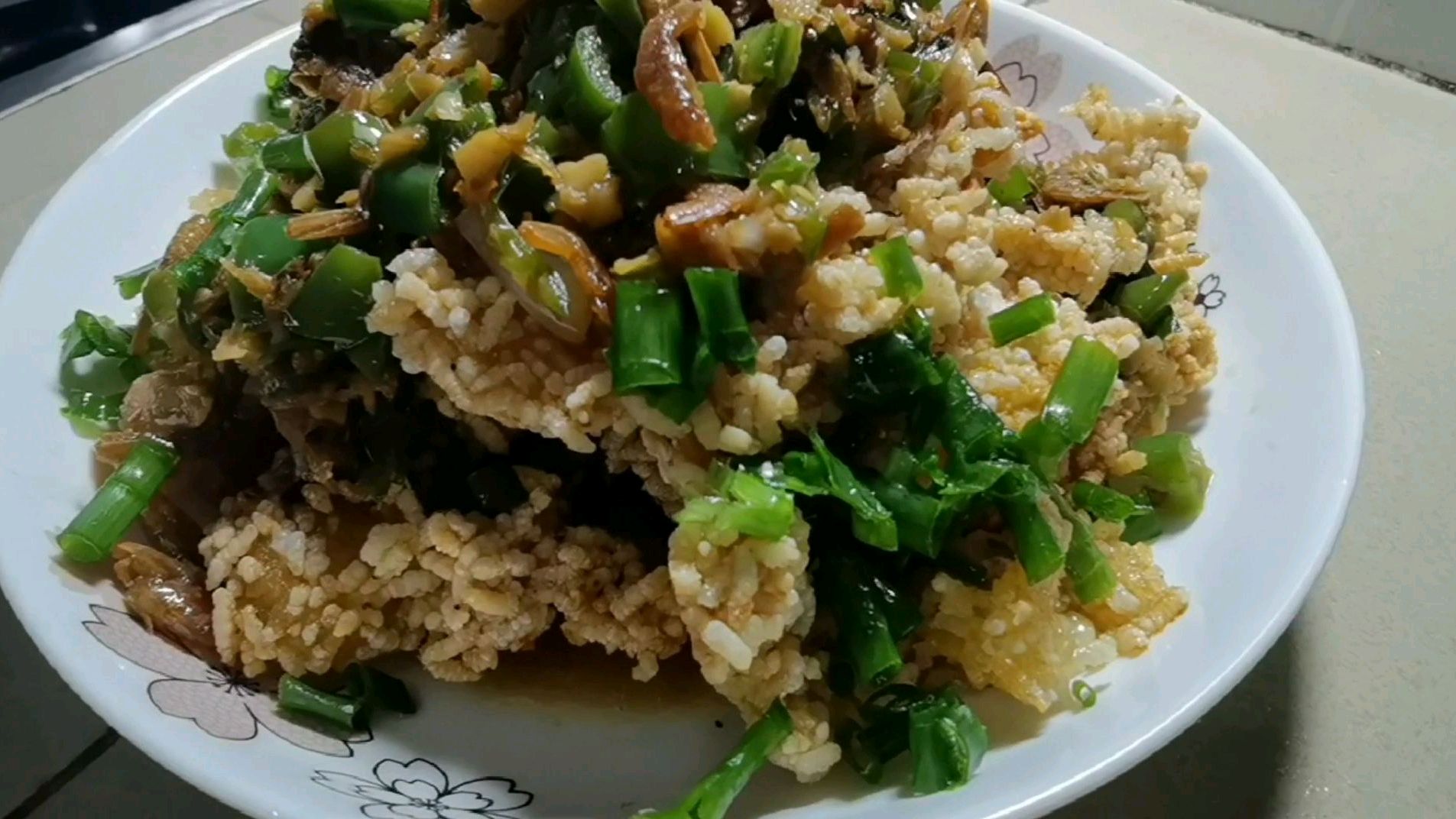 经常吃荤菜吃腻了偶尔做一道糯米锅巴菜,香脆又下饭地道而美味