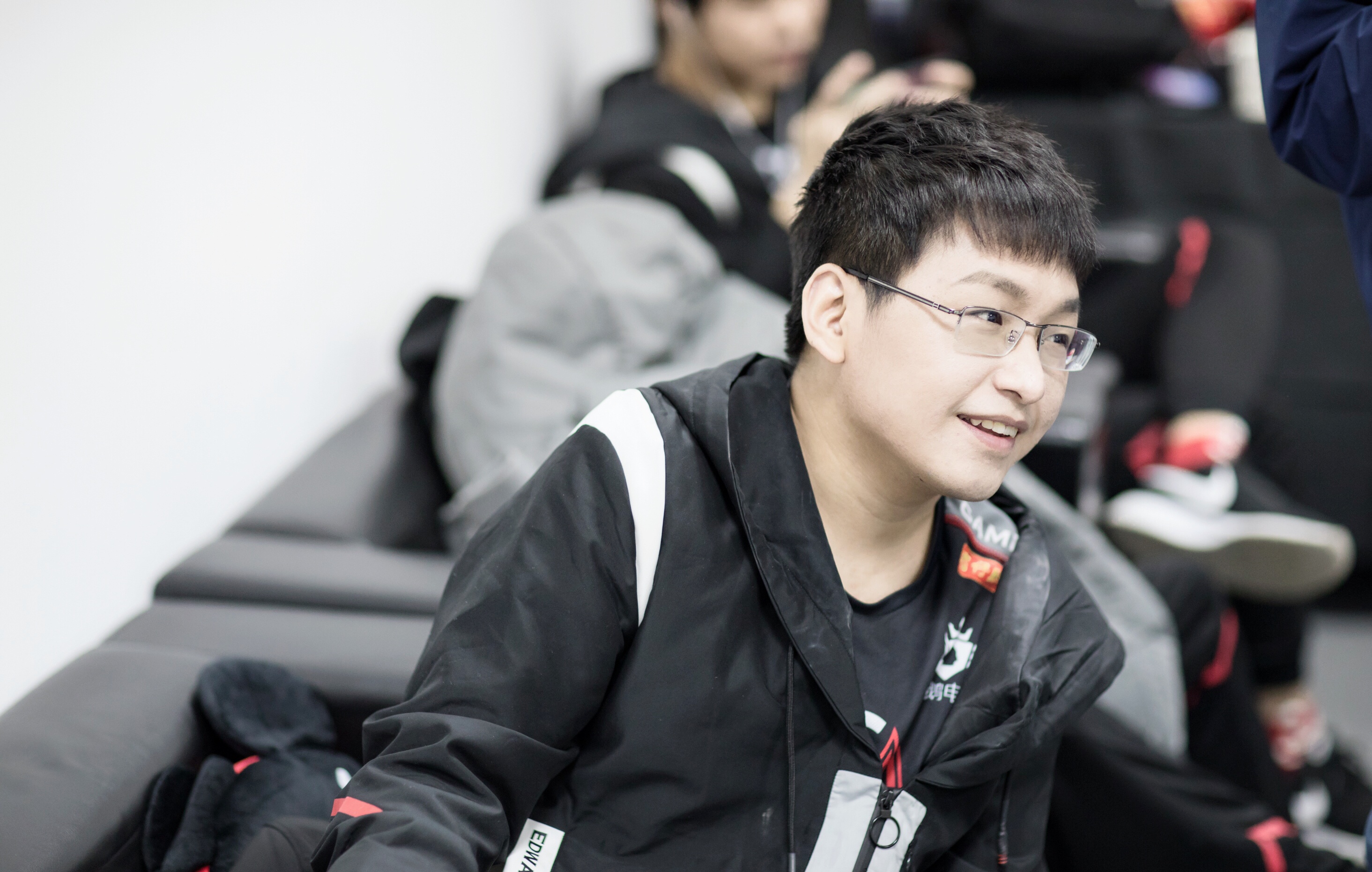 edg阿布怒指无痕缺点,团战"脱节 暴毙率高",冠军边路也变捞