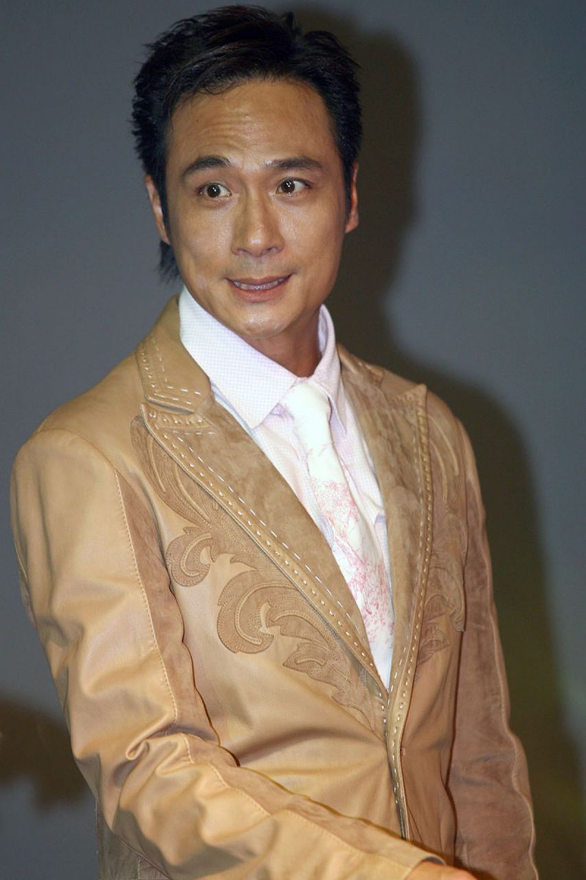 而今的我们,有聚光灯下的舞台,也需要在幕后默默耕耘,拼尽全力