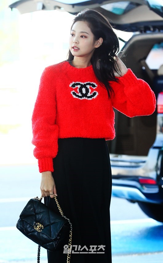 jennie因海外行程前往法国 今天是奶里奶气的小可爱妮妮