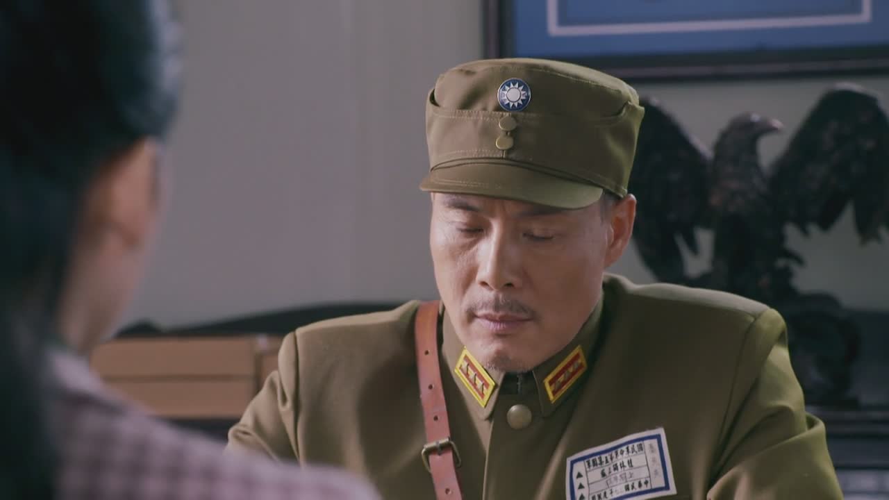 方振武越听越气,满脸通红,他霍地站起身来断然地说:"请回复何主任,说