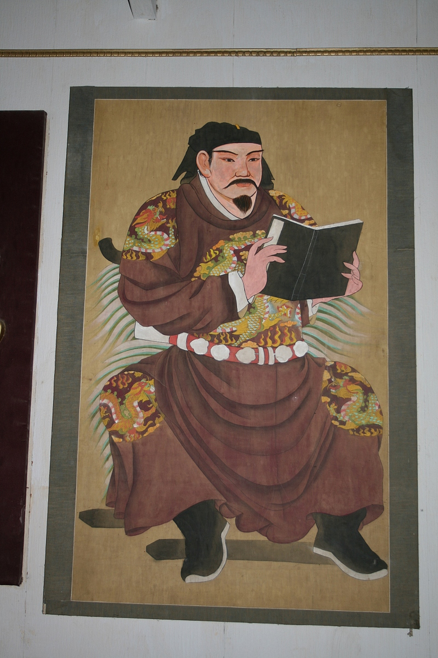 为什么古代的武将画像肚子挺大,挺着将军肚能上战场吗?