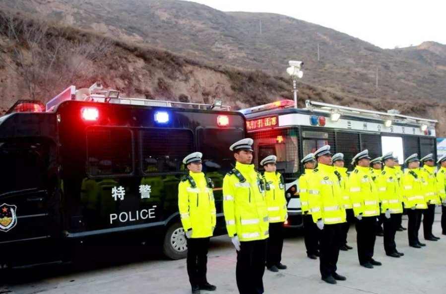 为什么警车出动时,要不断鸣笛呢?难道不怕嫌犯闻声而逃吗?