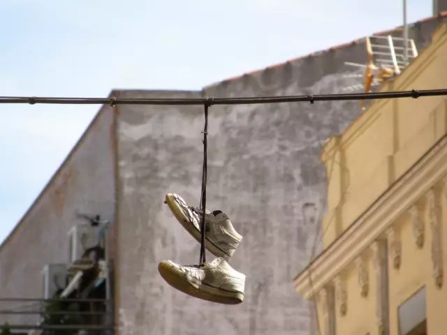 【uess分享】为什么电线杆上会挂了双鞋子?