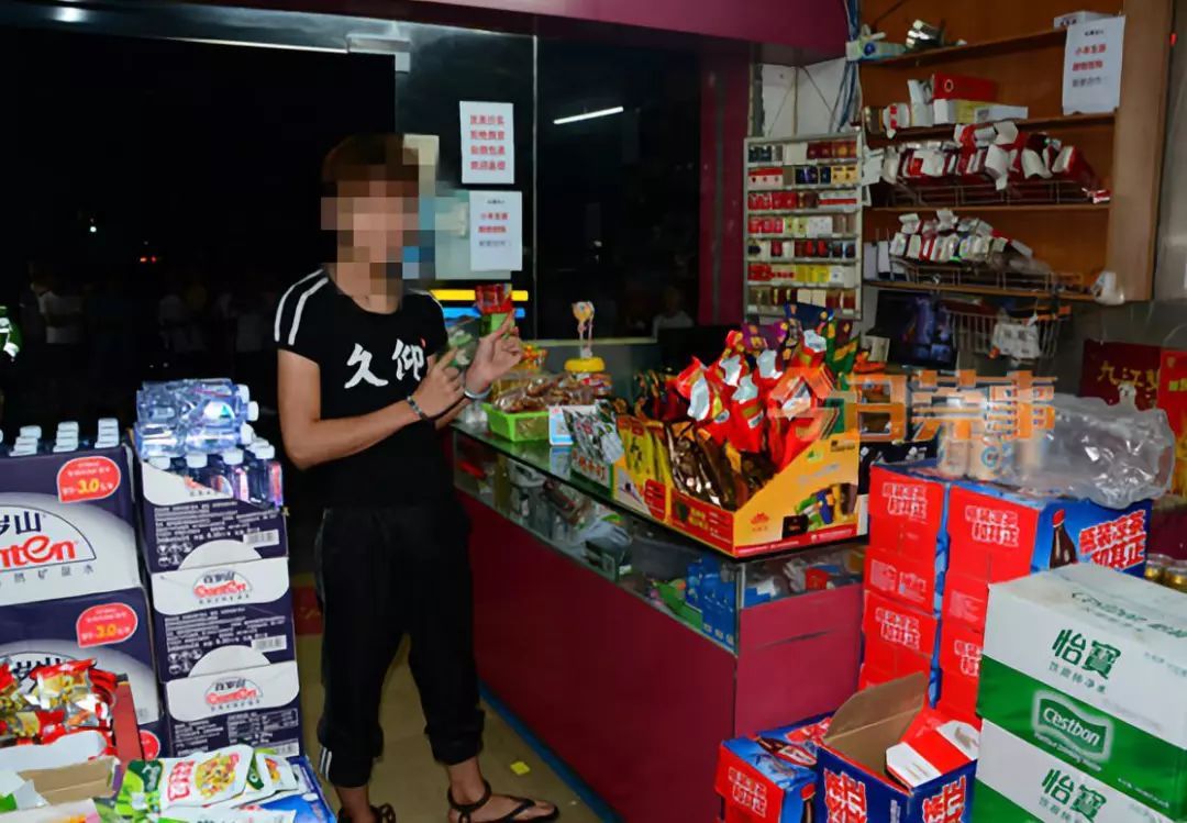 四个短小精悍的"排骨精"练缩骨功,专钻卷闸门缝,就偷便利店!