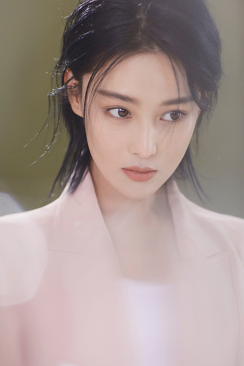 张馨予,很多人心中的梦中情人,性感形象深入人心,自带英气的外貌加上