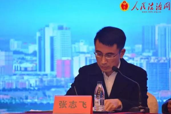 三门峡市法学会专职副会长,秘书长张志飞宣读表彰决定