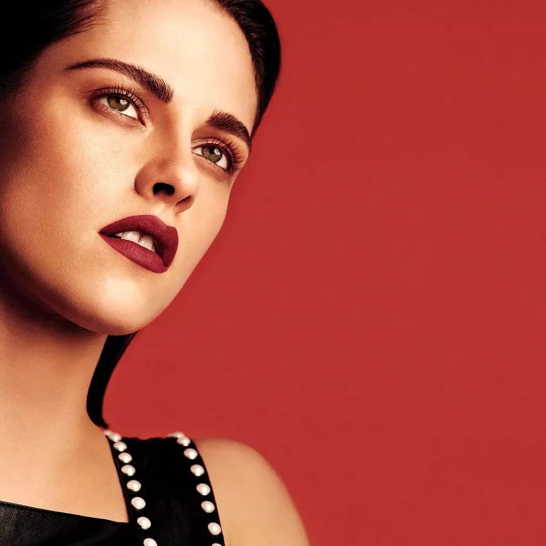 曾经的甜美"暮光女",如今出柜还剃成寸头,酷到骨子里