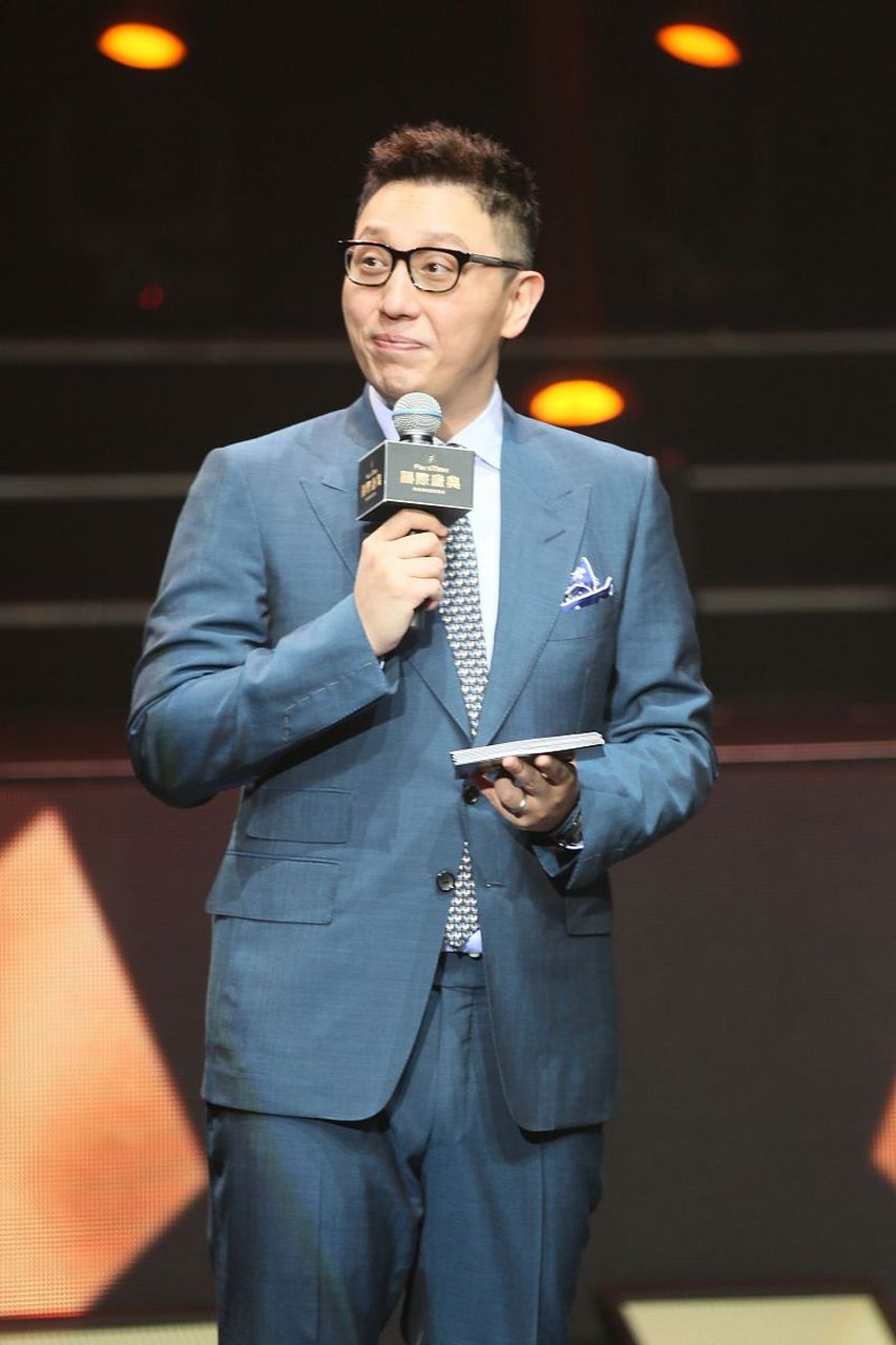 "紧接着华少又问了几个不合时宜的问题,张家辉脸色难看.