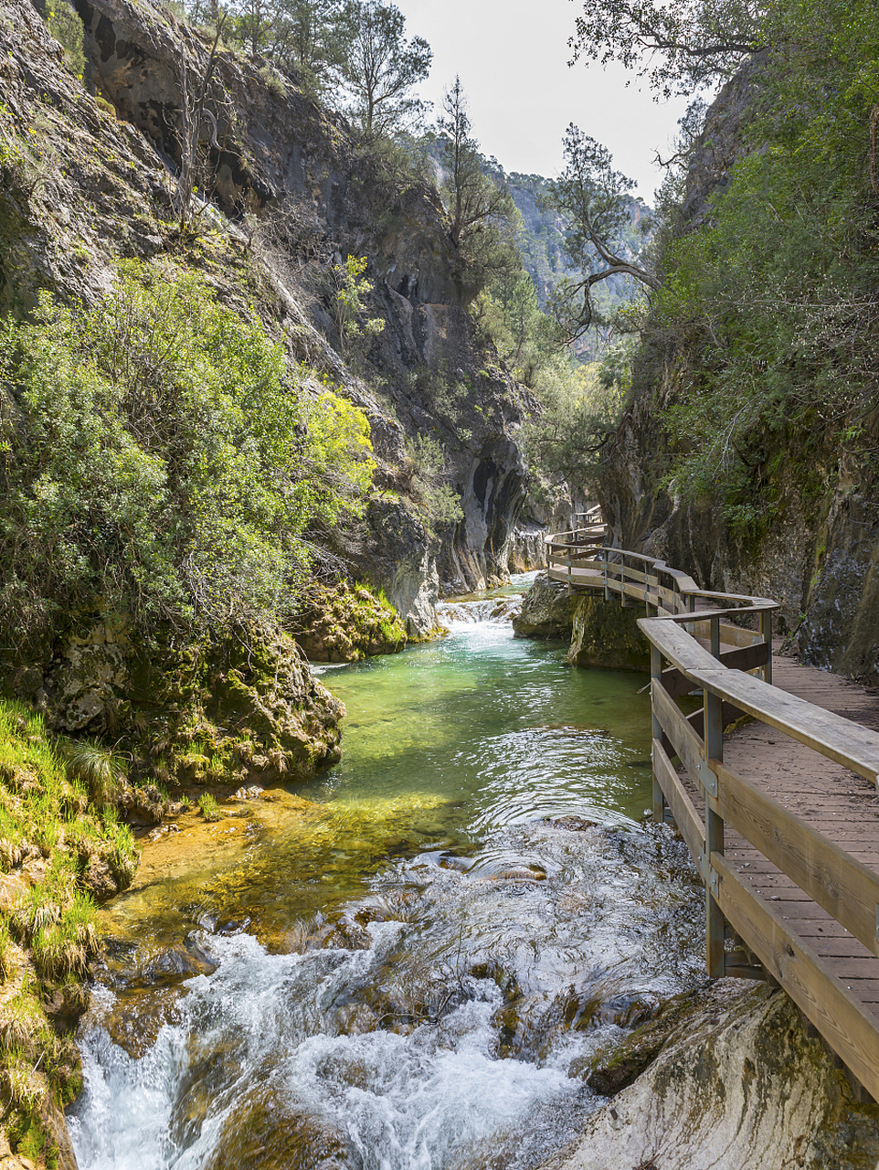 这里有神农山,云台山等5a级景区,还有峰林峡,嘉应观等独特风光,每个
