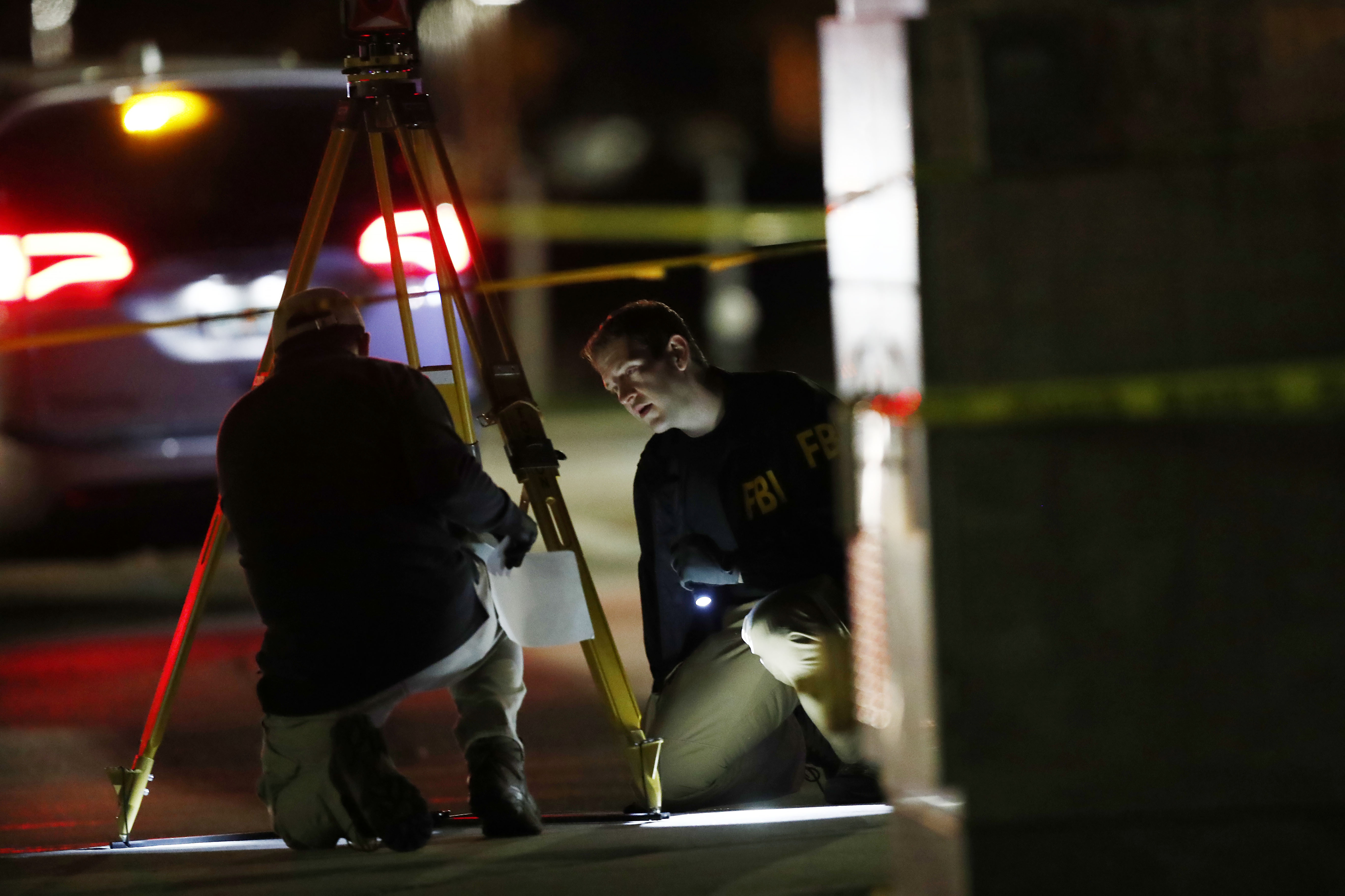 美国佛罗里达州警察与劫匪交火致4人死亡(3)