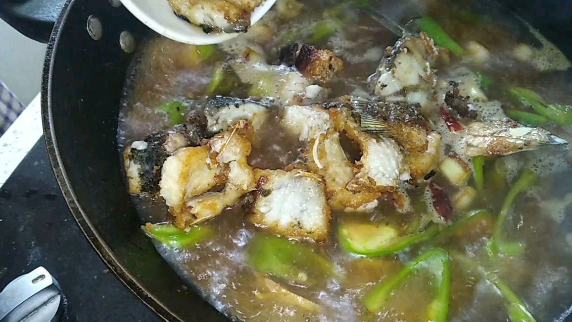 过年了,想吃鱼火锅不用去饭店,在家简单一做,比饭店的好吃