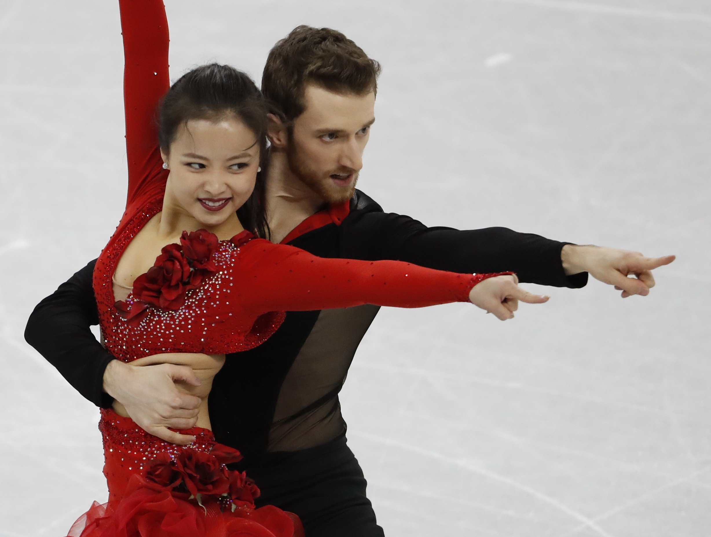 平昌冬奥会:她舞衣松脱美背尽露,韩国冰舞短曲女将闵秀拉险走光