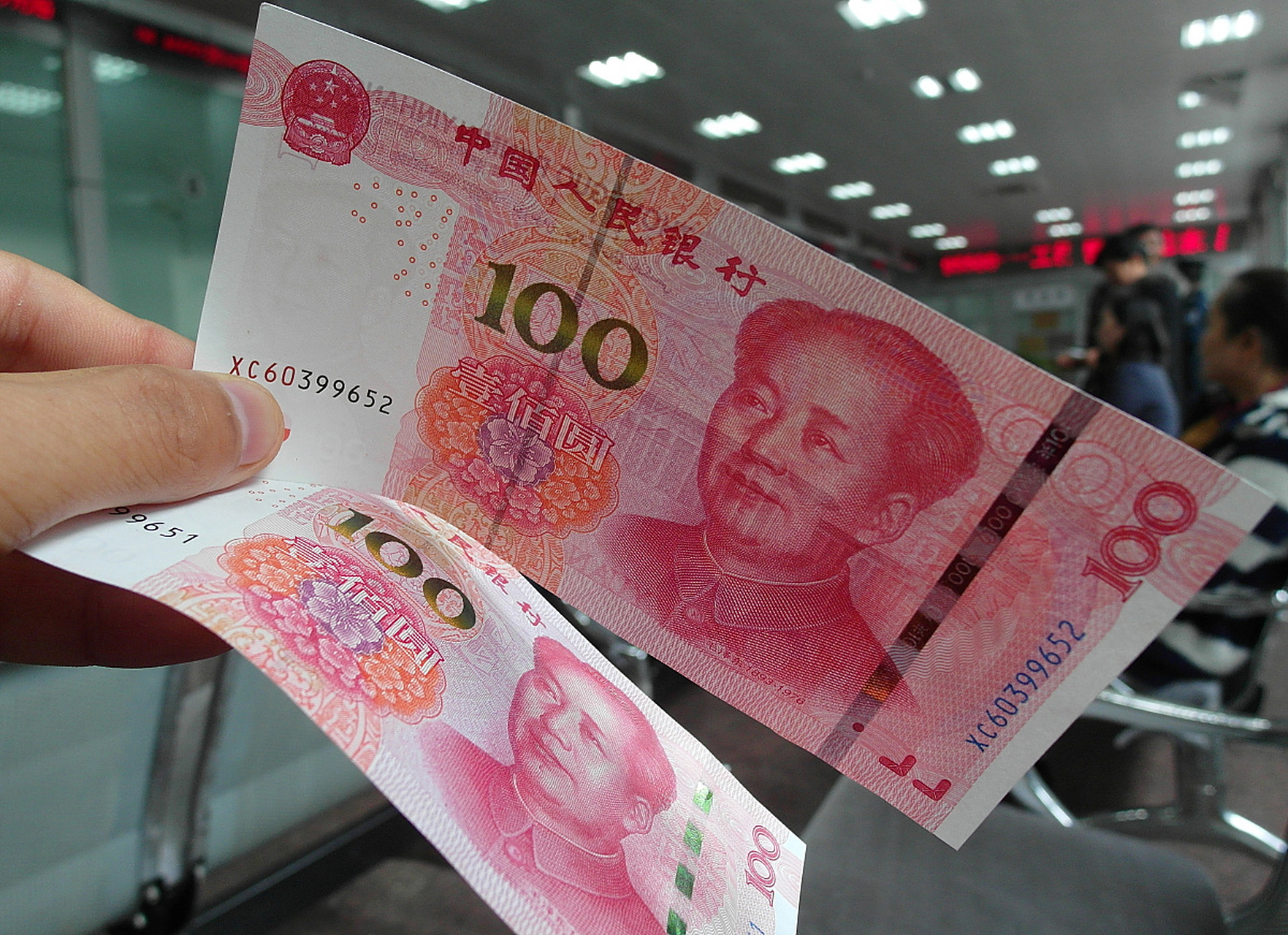 前两天,61事同69找我借1000块钱,我61信微69转给了她.