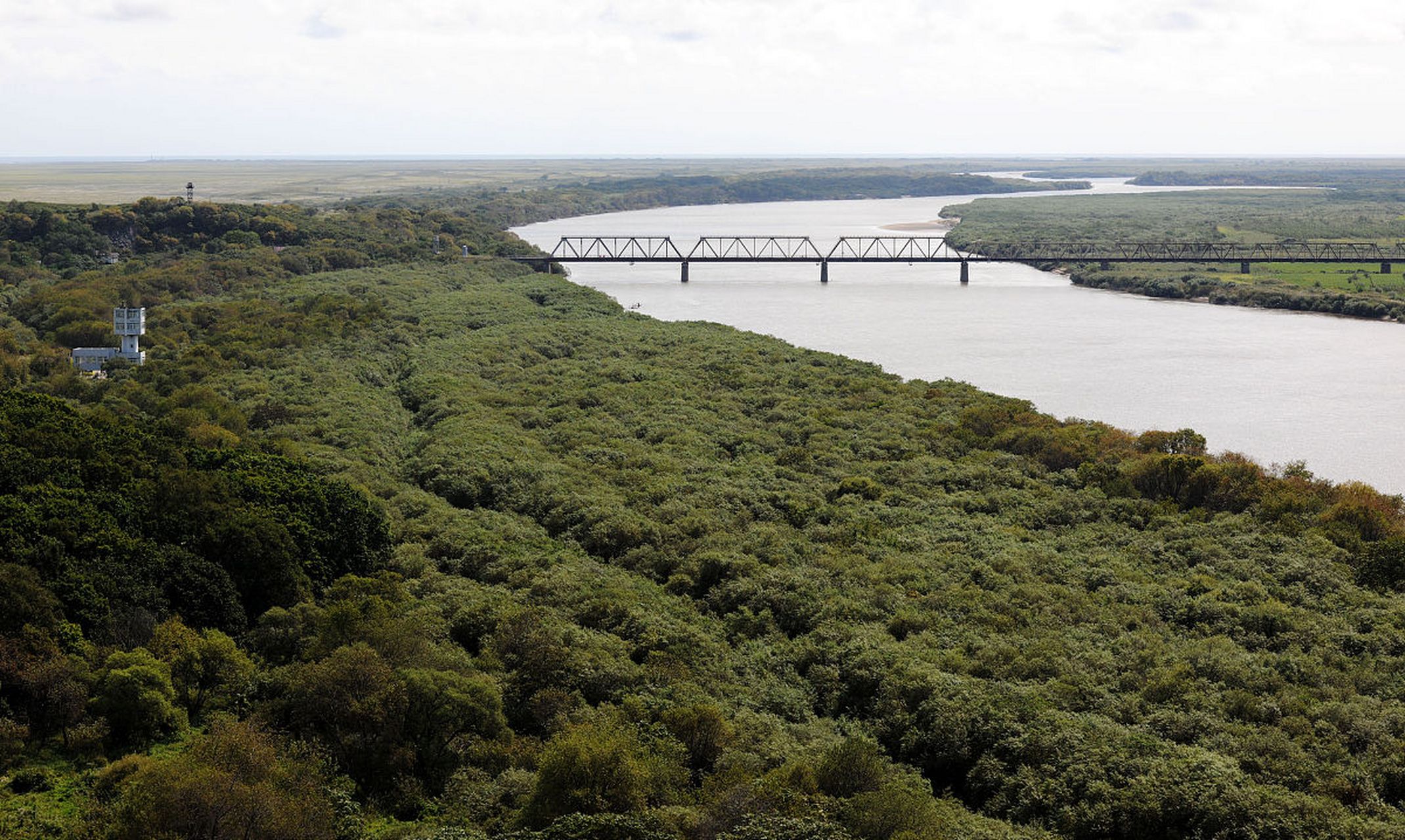 尤其是图门江上的大桥,竟然一直没有拆除,直接阻碍了中国东北地区的