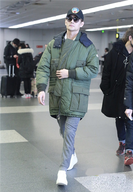 颜值很重要!王凯现身机场 身着军绿色大衣 帅气十足