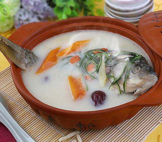 冬瓜鲈鱼汤,冬瓜其一有良好的清热解暑功效,其二利尿,且含钠极少,是