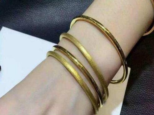 女人戴黄金手镯,"20克"和"50克"哪种更适合?差别不是一般大