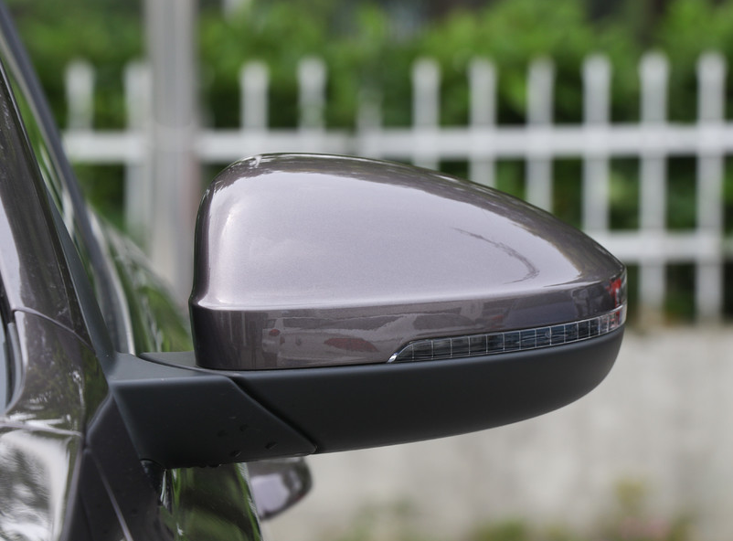 我们来看一下这款奥迪a4(进口)外观设计低调而又内敛的细节