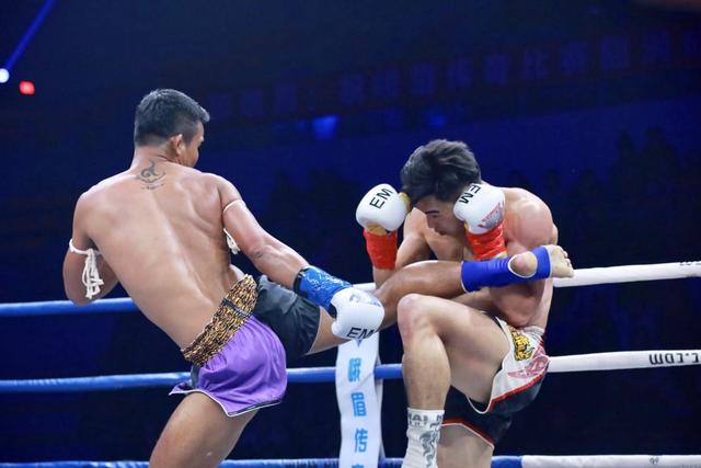 被铁英华ko就能轻松战胜?星当标志性扫踢tko"少林"蒲东东