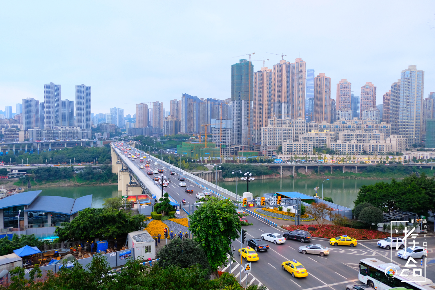 既然名为嘉陵桥西村,自然能够看到嘉陵江大桥,从观景台望出去,景色