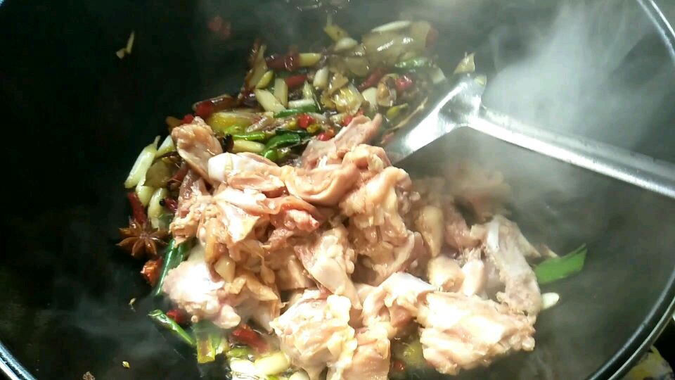洋洋今天做了一道家常美食——爆炒辣子鸡,看他是怎么炒的?