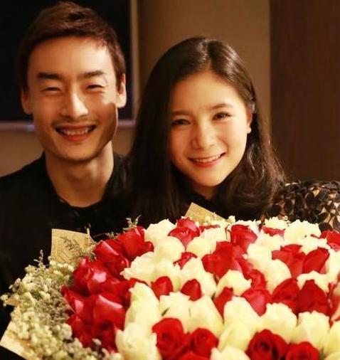 带你看看何姿的豪宅,婚后就住在这里,家里墙面贴着黄色壁纸