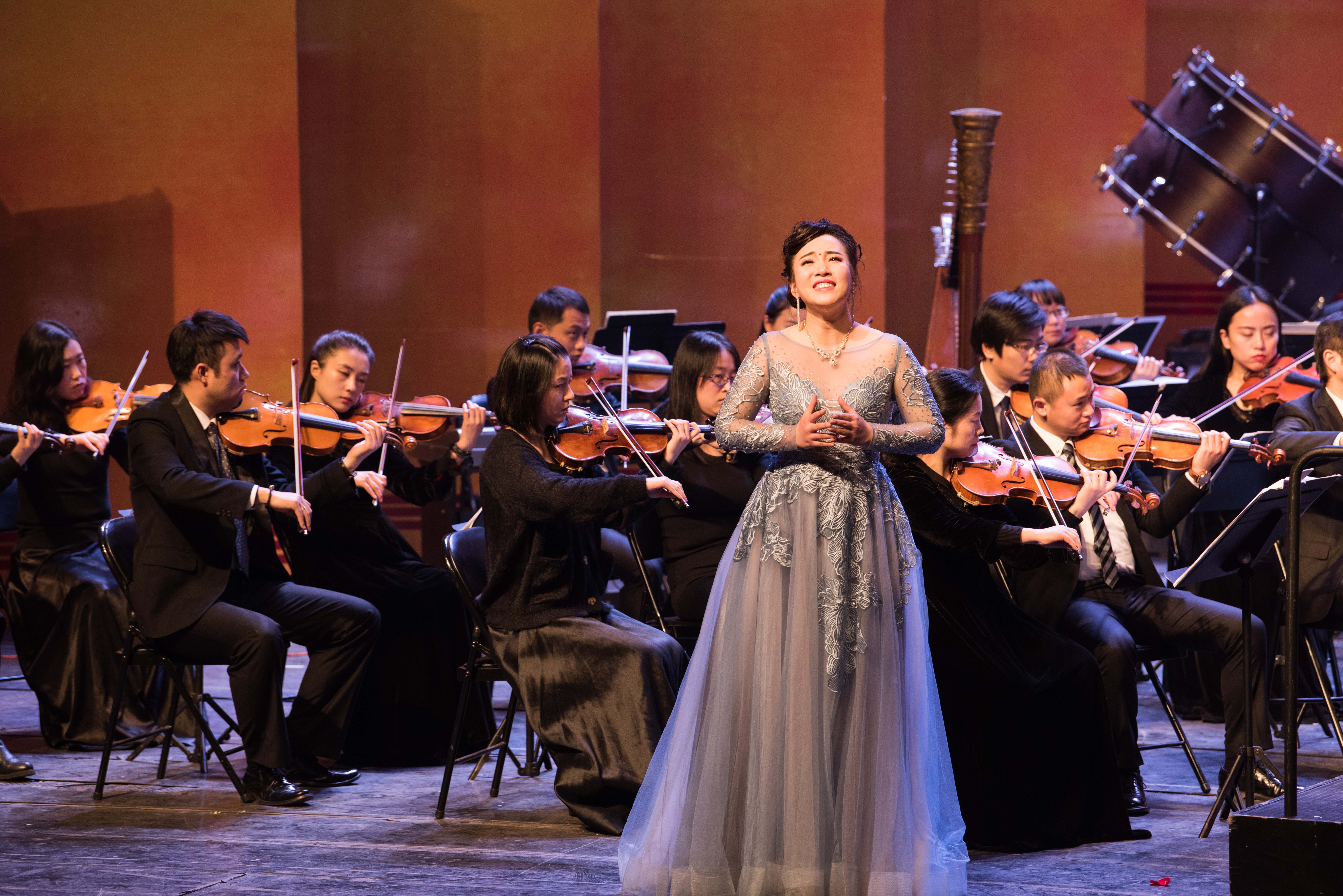 在乐山市乐山大佛剧院,歌剧团成员在演唱歌剧(1月8日摄).