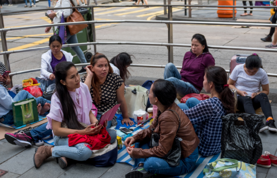 实拍香港中环的周末,几十万菲佣在马路上聚会