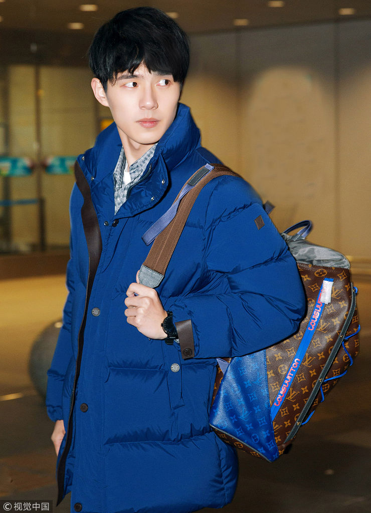 少年感扑面!刘昊然观秀lv开启首秀之旅  蓝色羽绒服阳光帅气