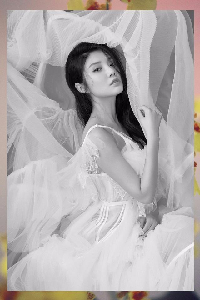 "亚洲第一美胸"大嫂徐冬冬,曝光一组灵气仙范的黑白写真