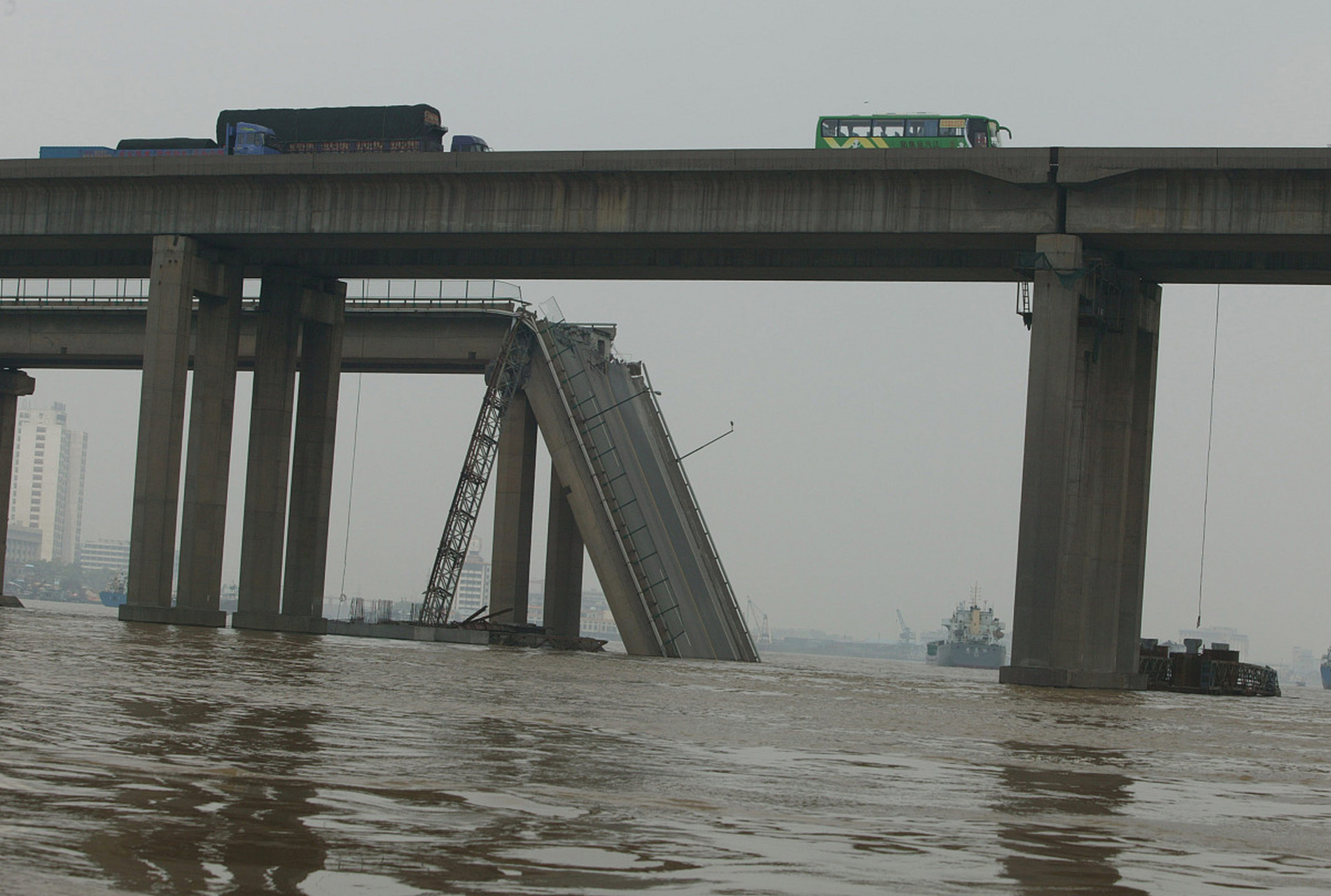 97  九江大桥作为重要的交通枢纽,承载着繁忙的运输任务.