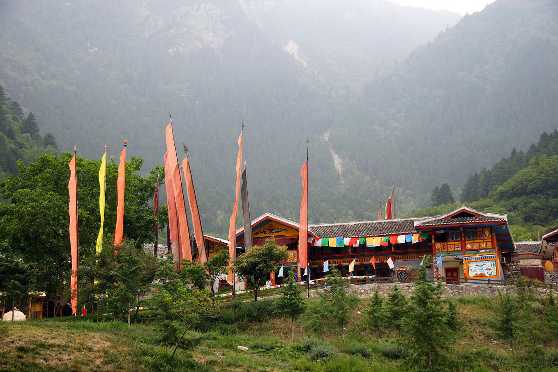 西羌神木寨,位于北川县通口镇井泉村,集休闲度假,旅游观光,自然养生为
