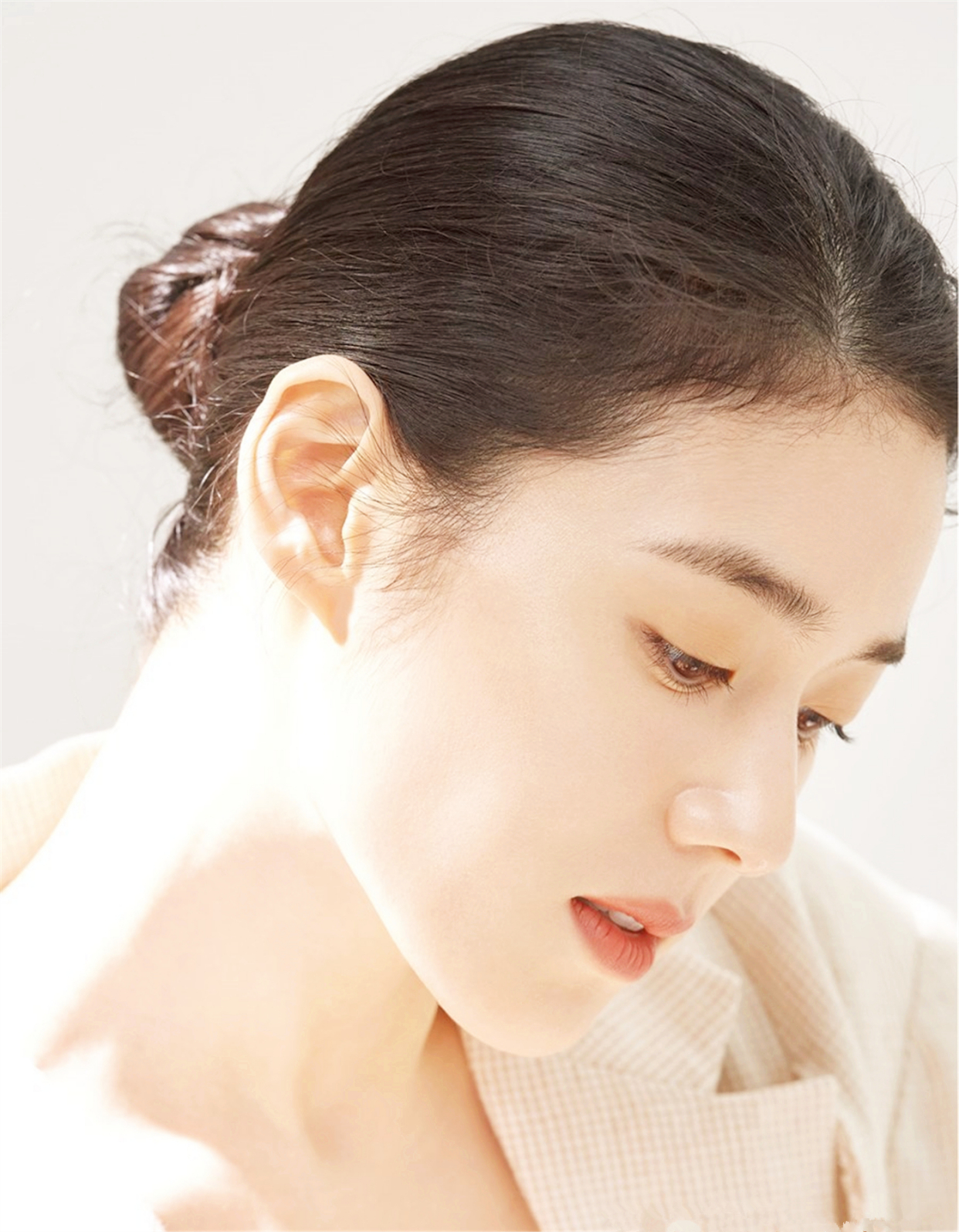 郑恩彩彩登《beauty 》3月刊封面,气质清冷,让人过目不忘