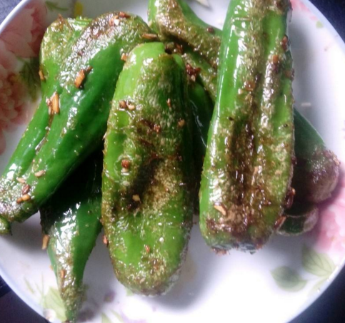 香辣爽口,不放一滴油的凉拌青椒,做法秘诀在这里