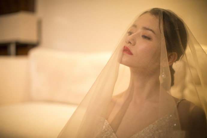 今日关注:柴碧云|柴碧云一袭白色吊带薄纱裙,性感精致,浪漫唯美,让人