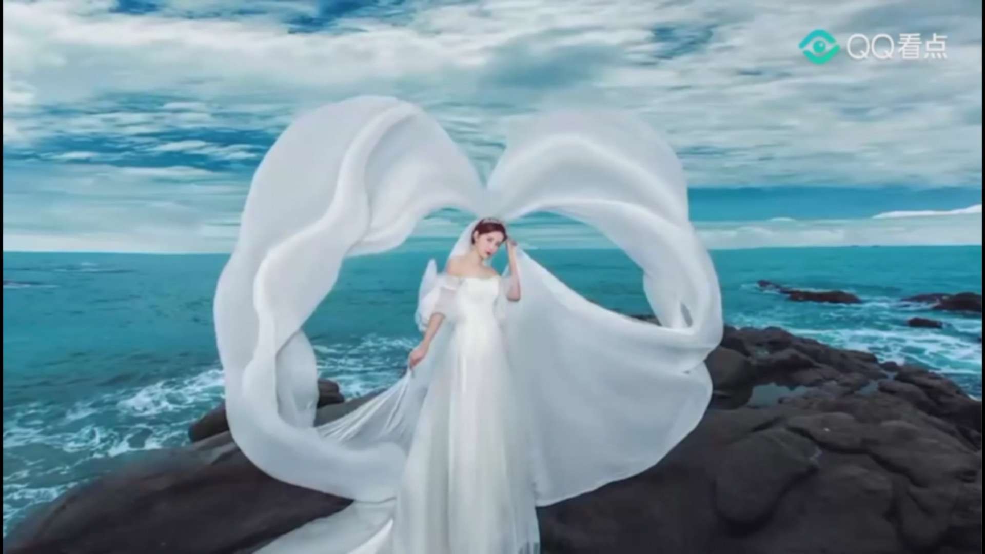 骚男带老婆拍婚纱照,婚纱飘起新娘转圈,修过图后摄影师都惊叹