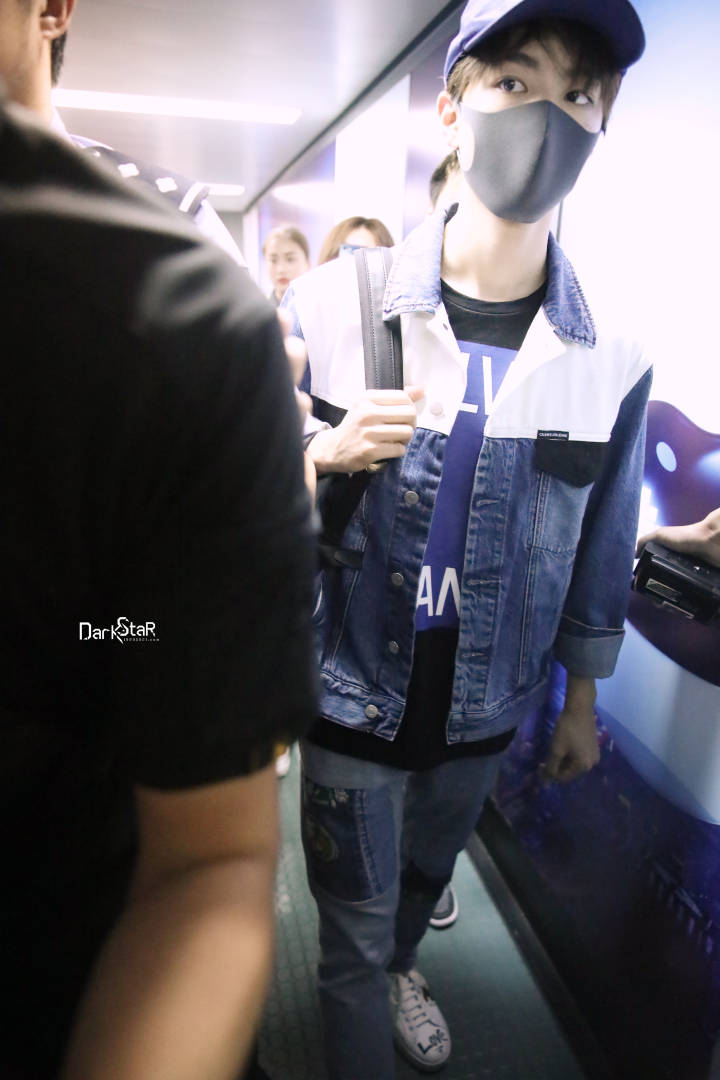 王俊凯上海飞北京出发 蓝色日系小哥哥清新帅气