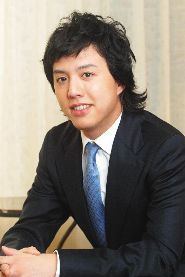 钢琴王子李云迪被拍到路边"随地小便"