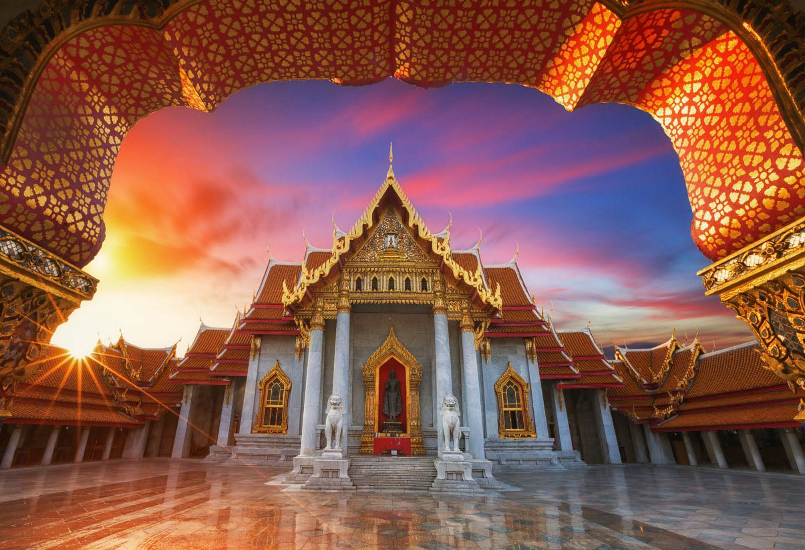 玉佛寺位于曼谷,是最著名的佛寺,受到人们的尊敬