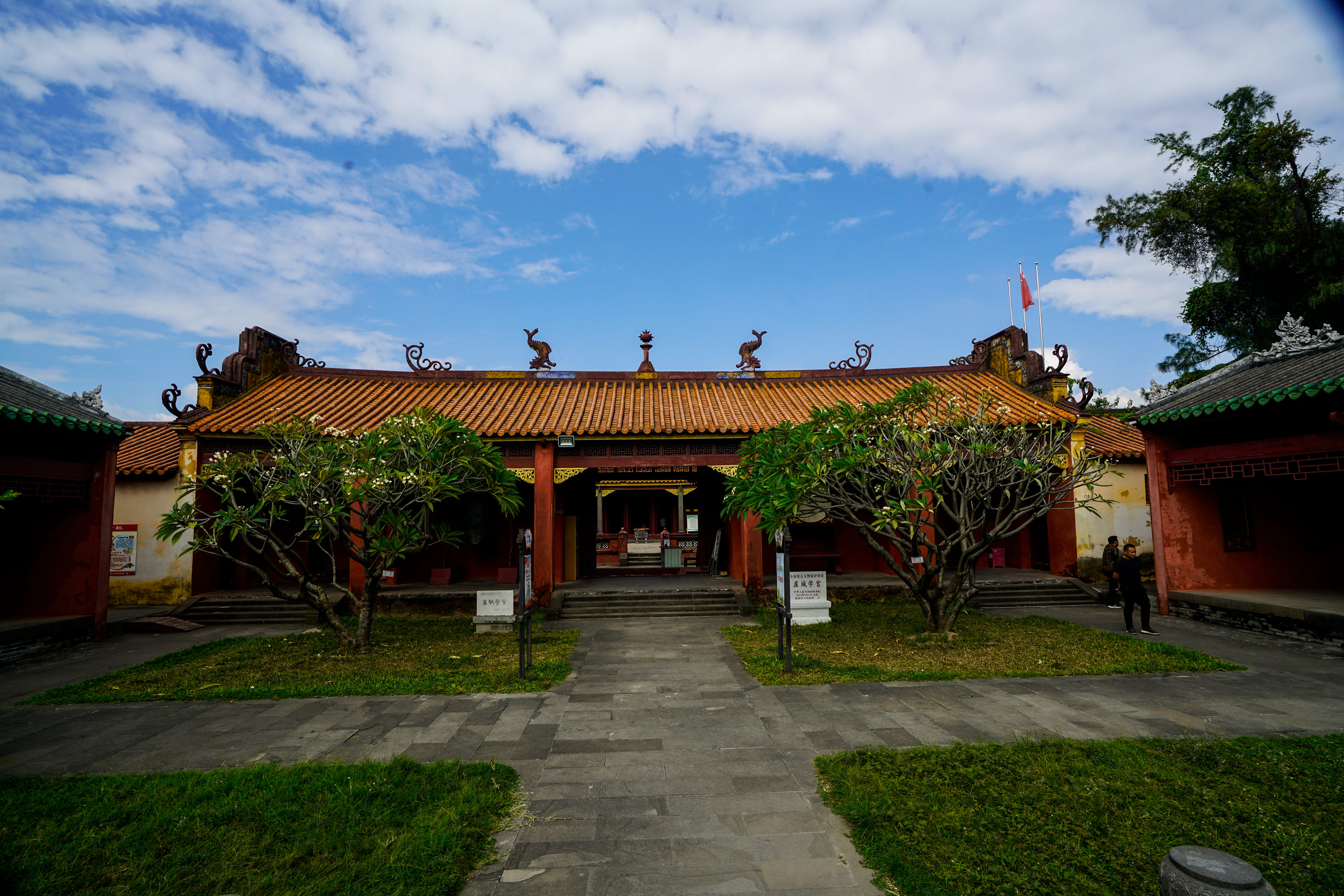 崖城学宫,又称崖城孔庙,位于海南省三亚市崖州区牌坊街,为古代崖州最