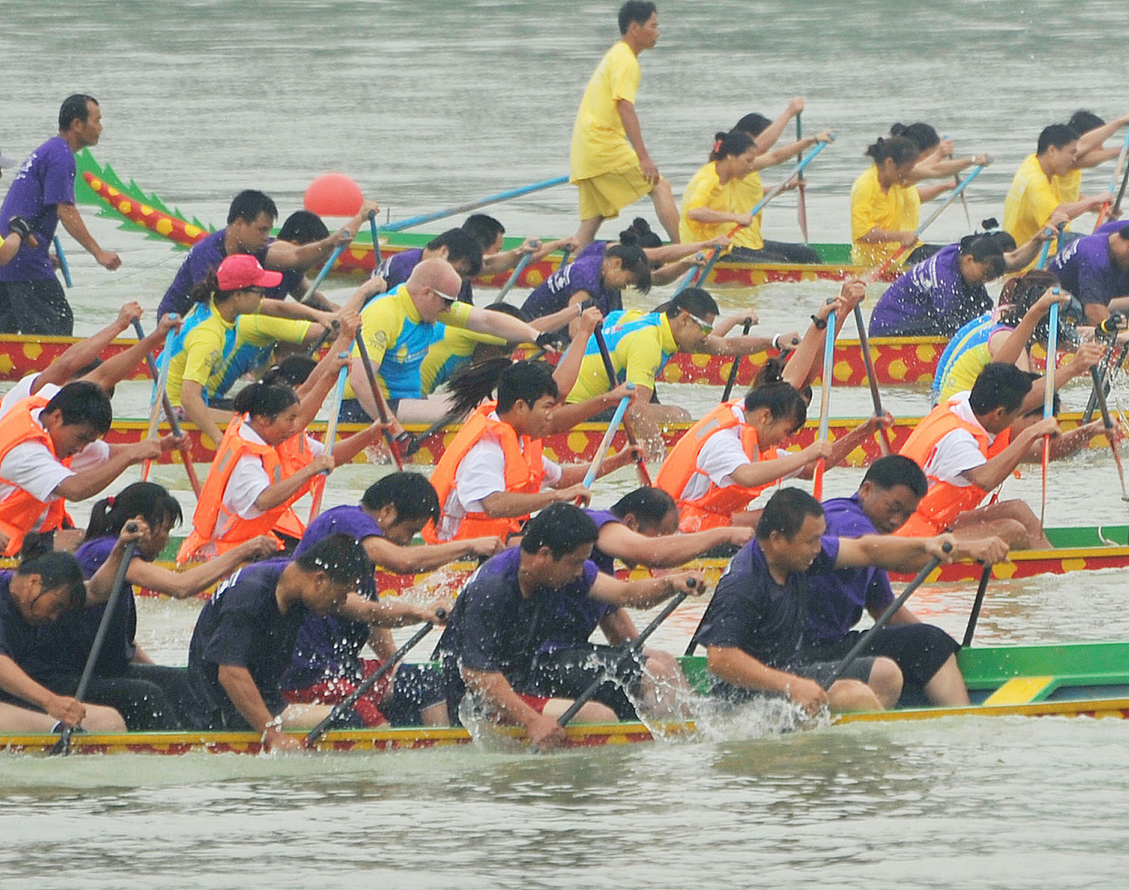 龙舟竞渡 一> 在中国的端午节,人们会举行龙舟竞渡活动,并在赛前进行