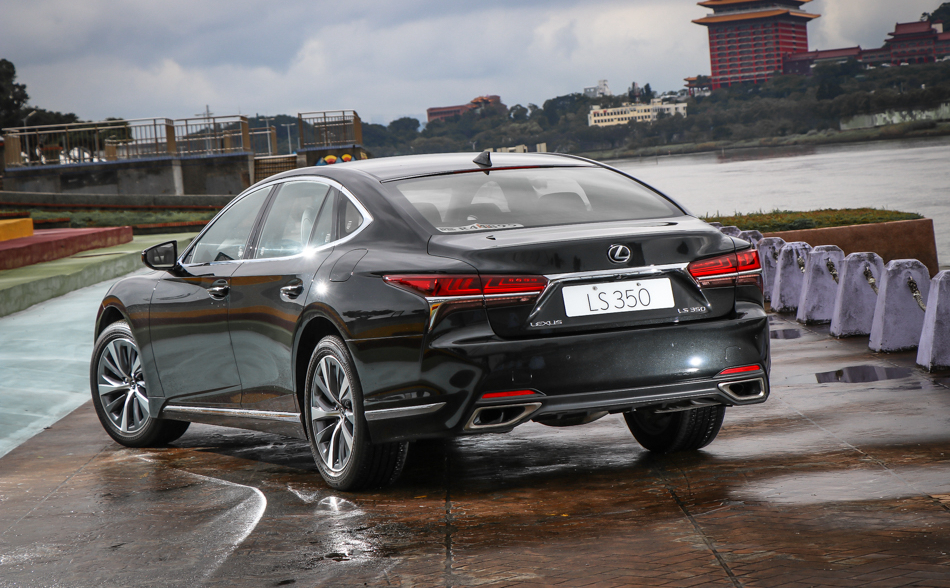 试驾第五代雷克萨斯ls350感受其内饰设计与驾乘体验