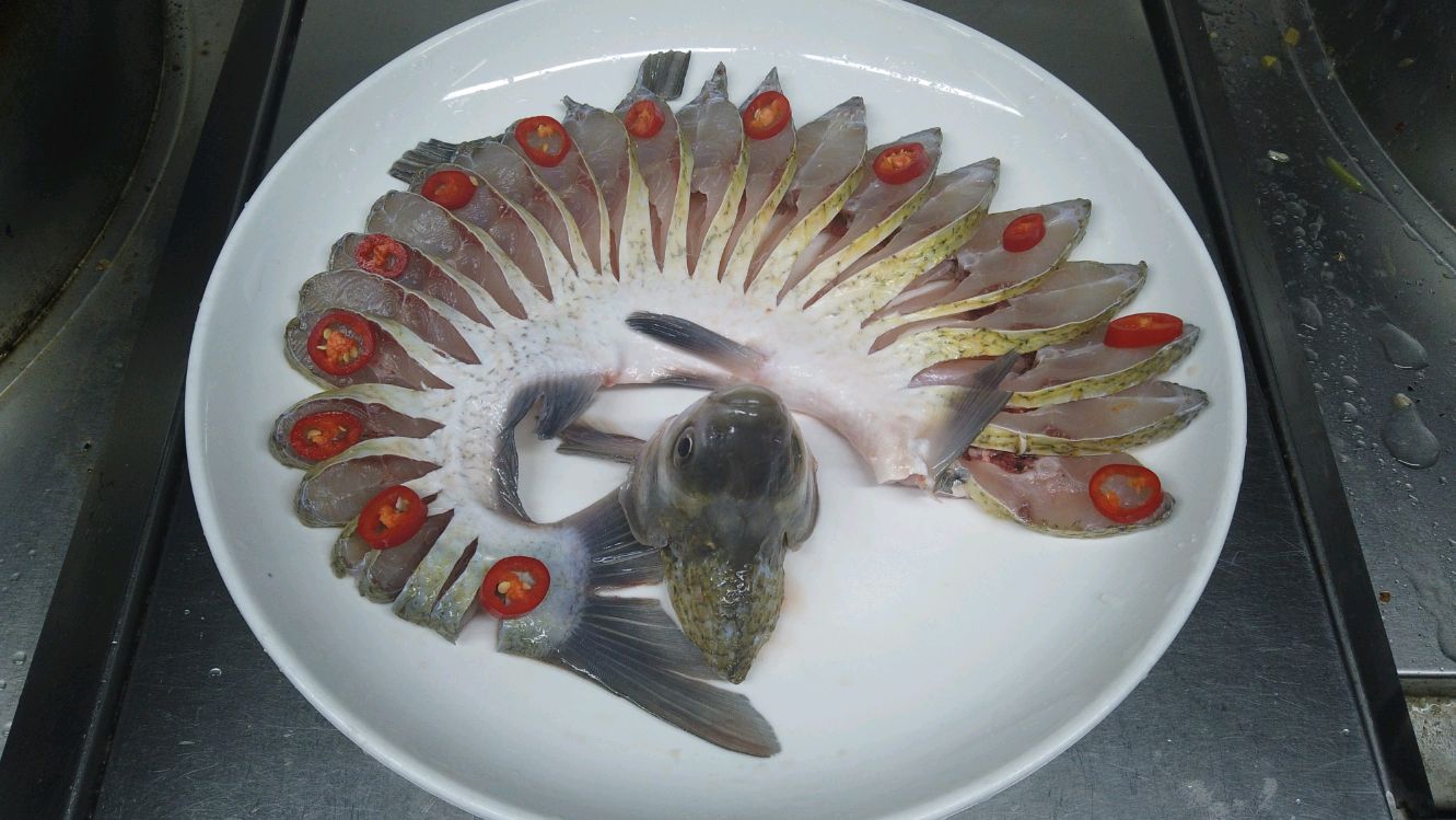 湖南小伙教你孔雀开屏鱼的家常做法,造型精美大气,好看又好吃