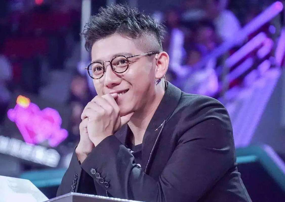 胡海泉现身某年会穿着帅气,献唱《奔跑,网友:感觉少了点东西