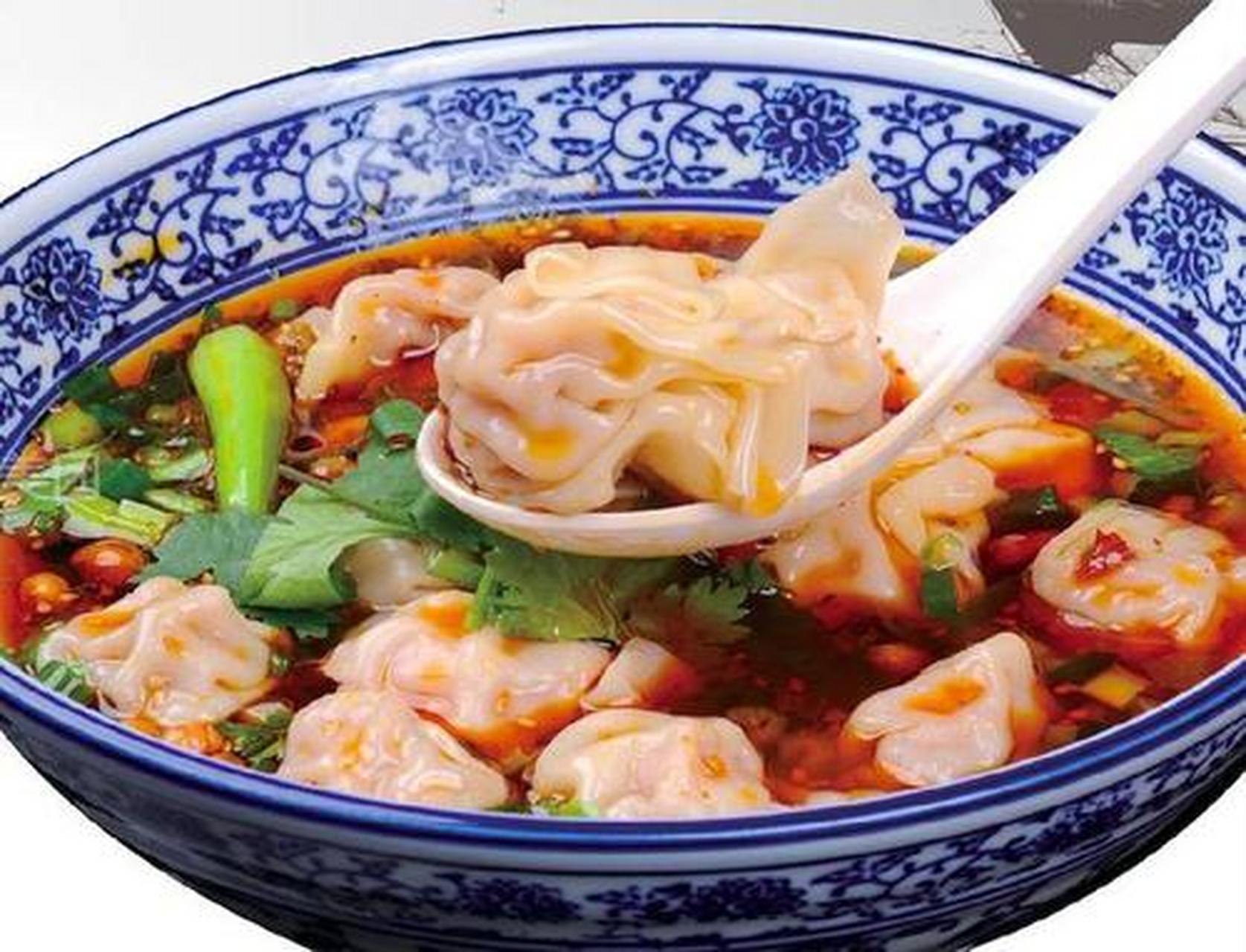 北方的馄饨基本上都是清汤的,只有四川的抄手,会加很多的红油,对于